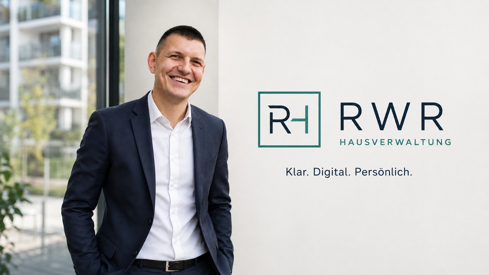 Lukasz Pawel Reiwer vor einem Wohngebäude mit dem originalen RWR-Markenmotiv